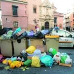 Primeras imágenes de acumulación de suciedad. En una huelga de basuras pierden todos y quien más, la ciudad. El centro ya ofrecía un triste aspecto pese al cumplimiento de los servicios mínimos. Hoy irá a peor