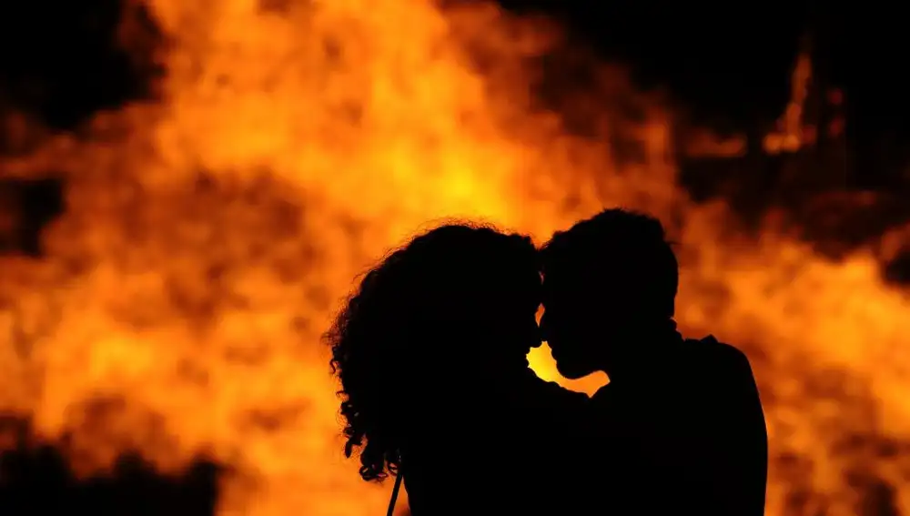 Una pareja se encomienda al fuego como ritual de amor en la noche de San Juan