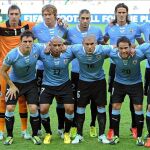 Fotografía de archivo del 26 de junio de 2013 de la selección de Uruguay posando para una fotografía, previo a la semifinal de la Copa Confederaciones en el estadio Minas Arena en Belo Horizonte (Brasil).