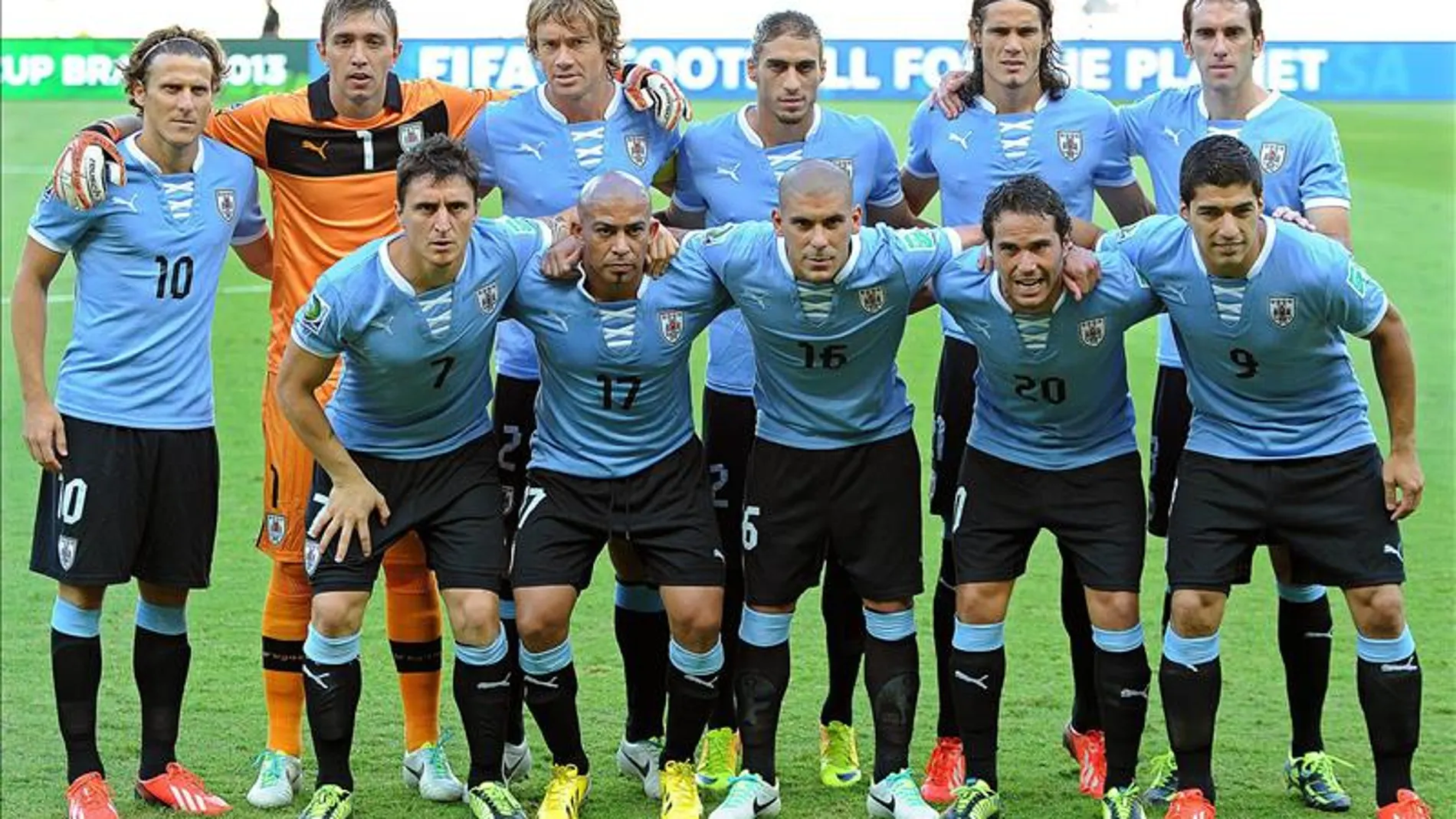 Fotografía de archivo del 26 de junio de 2013 de la selección de Uruguay posando para una fotografía, previo a la semifinal de la Copa Confederaciones en el estadio Minas Arena en Belo Horizonte (Brasil).