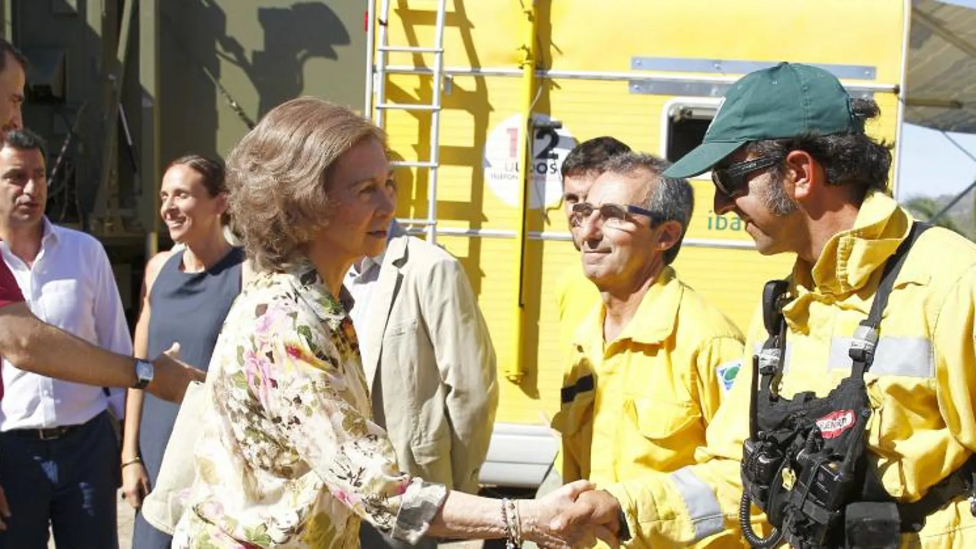 Doña Sofía y el Príncipe Felipe visitaron hoy, junto a la infanta Elena, el centro de coordinación del operativo contra el fuego que desde el pasado viernes afecta a Andratx (Mallorca)