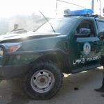 Las fuerzas de seguridad afganas vigilan un lugar donde ha explotado un coche bomba hoy en Kunduz.