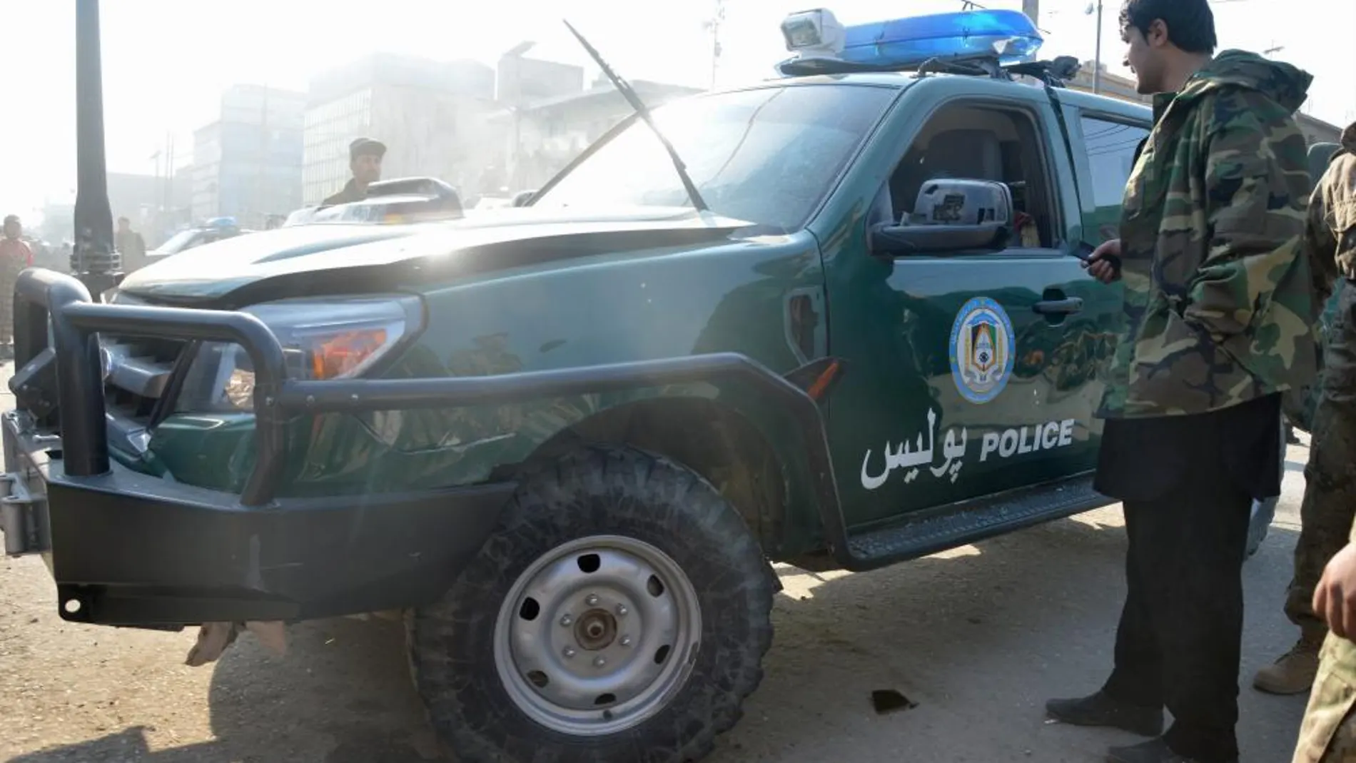 Las fuerzas de seguridad afganas vigilan un lugar donde ha explotado un coche bomba hoy en Kunduz.