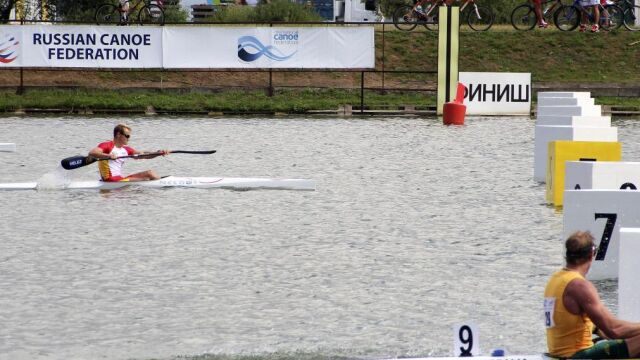 El palista balear Marcus Cooper (i) llega segundo a la meta tras el vigente subcampeón mundial de K-1 1.000 metros