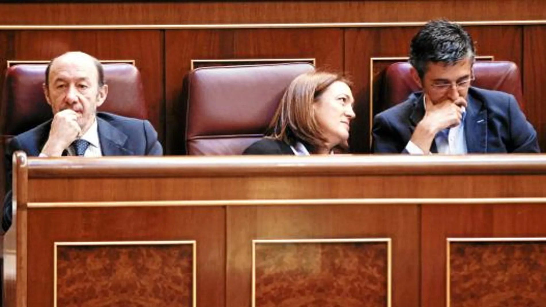 Cuatro días después de las elecciones europeas y tras anunciar su retirada, Alfredo Pérez Rubalcaba reapareció ayer en el Congreso de los Diputados, donde departió largo y tendido con Soraya Rodríguez.