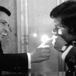 Adolfo Suarez enciende el cigarrillo de Felipe Gonzalez en una sala del Congreso de los Diputados, en octubre de 1978, cuando se negociaban los Pactos de la Moncloa.