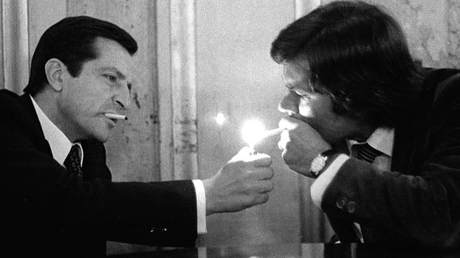 Adolfo Suarez enciende el cigarrillo de Felipe Gonzalez en una sala del Congreso de los Diputados, en octubre de 1978, cuando se negociaban los Pactos de la Moncloa.