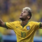 El delantero brasileño Neymar celebra el segundo gol marcado ante Camerún