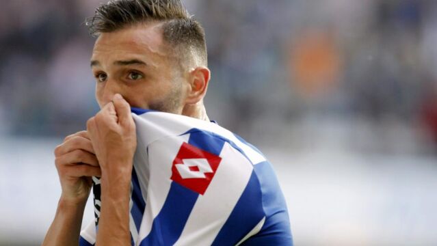 El delantero del Deportivo Lucas Pérez celebra el segundo gol de su equipo ante el Valencia.