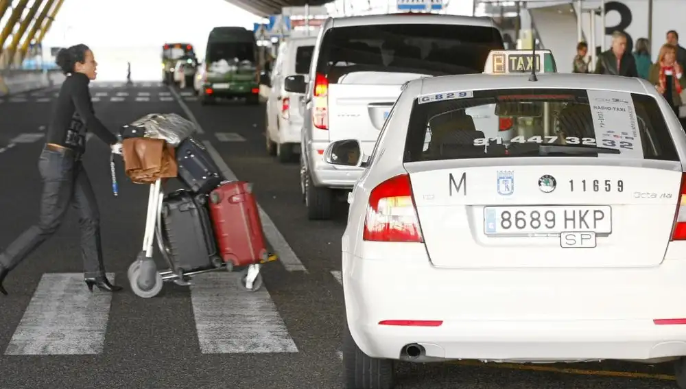 Los viajes al aeropuerto cuyo origen sea un punto situado en el exterior de la M-30 pagarán lo que indique el taxímetro al llegar a Barajas