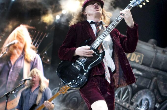 El guitarrista escocés de AC/DC, Angus Young, en un momento de una actuación