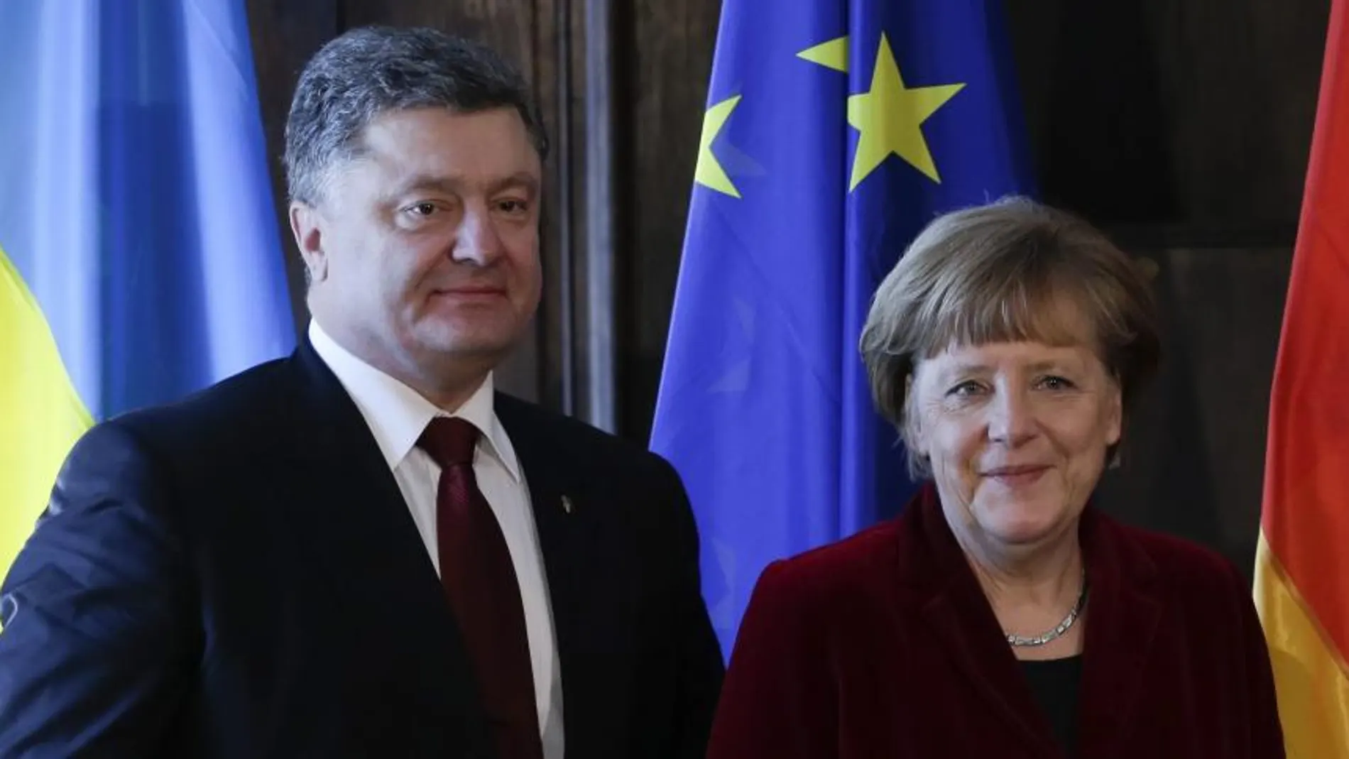 Petro Poroshenko, junto a Angela Merkel