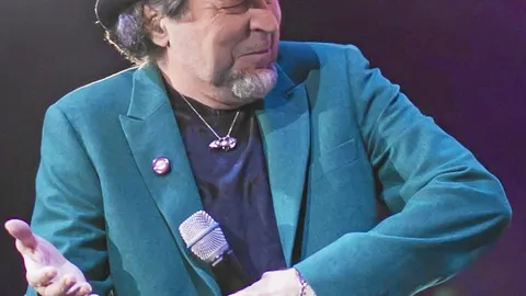 Sabina (en la imagen, durante su concierto del sábado) vuelve a actuar mañana en el Palacio de Deportes