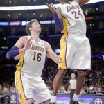 Kobe Bryant y Pau Gasol, en una jugada del partido que los Lakers perdieron contra los Raptors. Ninguno de los dos estuvo a su mejor nivel