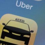 Detalle de la aplicación "Uber"y "Taxi Berlin"en la pantalla de un smartphone en Berlín (Alemania).