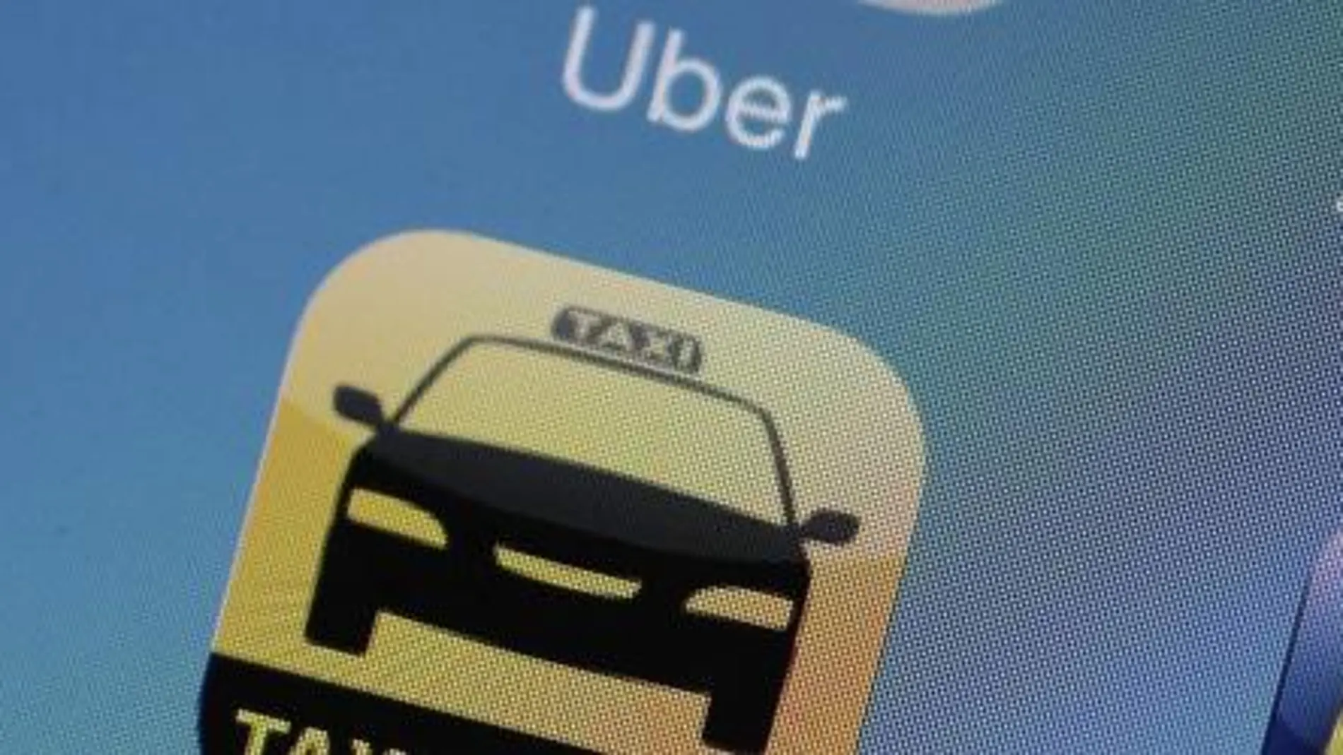 Detalle de la aplicación "Uber"y "Taxi Berlin"en la pantalla de un smartphone en Berlín (Alemania).