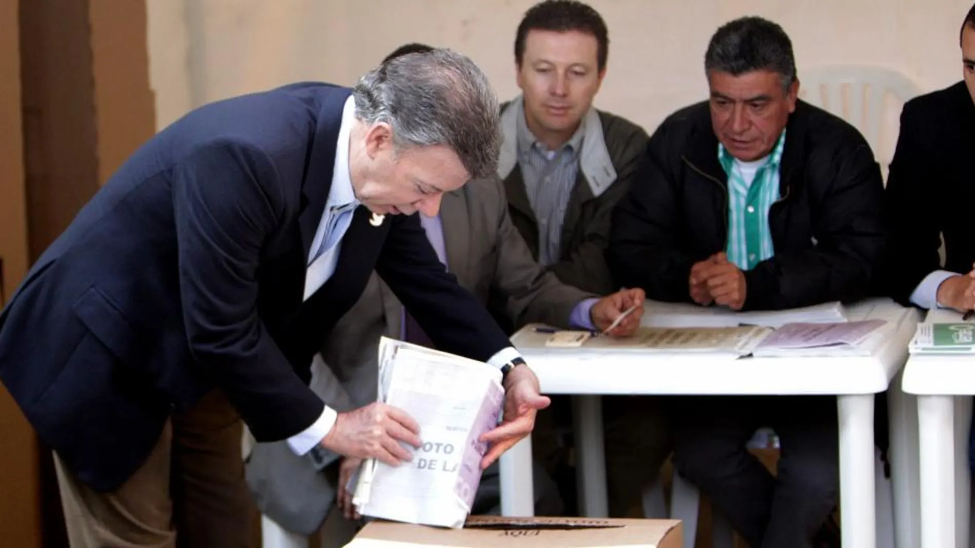 Juan Manuel Santos deposita su voto hoy en Bogotá (Colombia).
