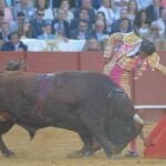 David Mora torea al natural a un excelente toro de El Pilar, lidiado en tercer lugar, ayer, en La Real Maestranza