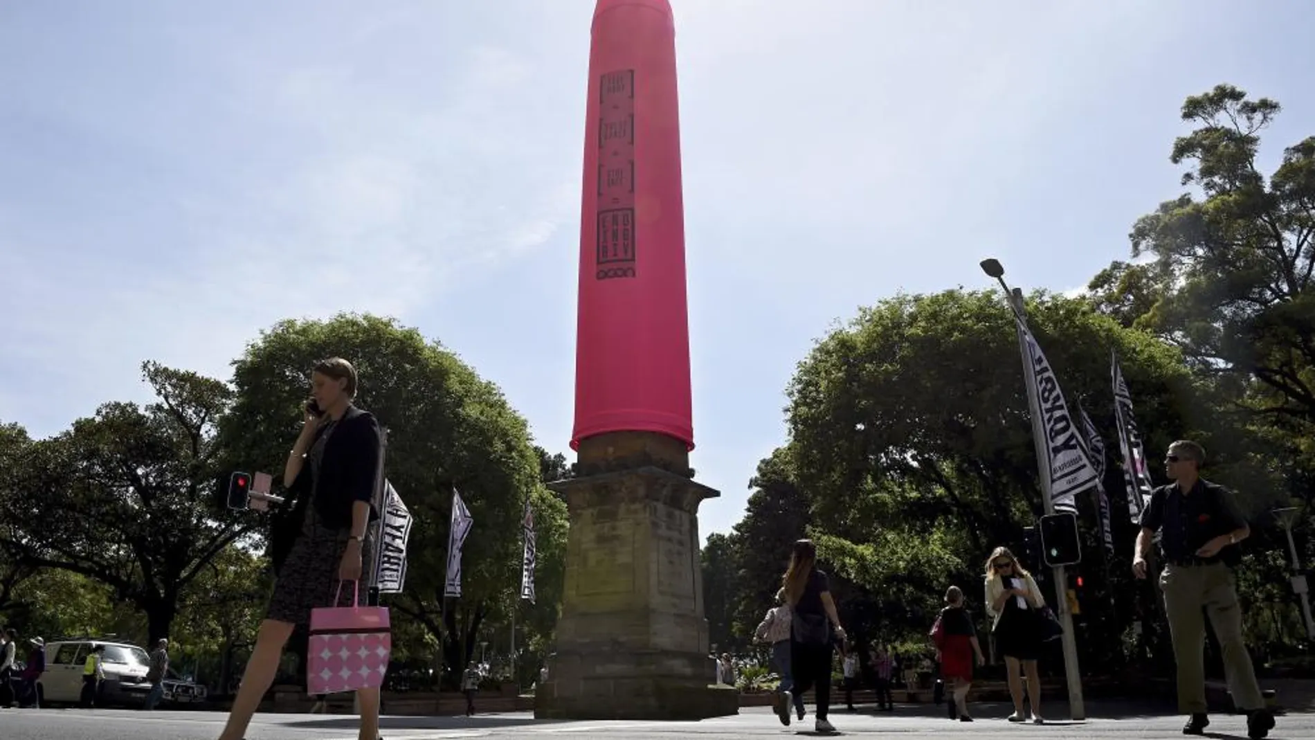 Transeúntes pasan cerca al Obelisco de Hyde Park