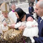 Francisco administró el sacramento a 33 bebés en la Capilla Sixtina como parte de una tradición anual