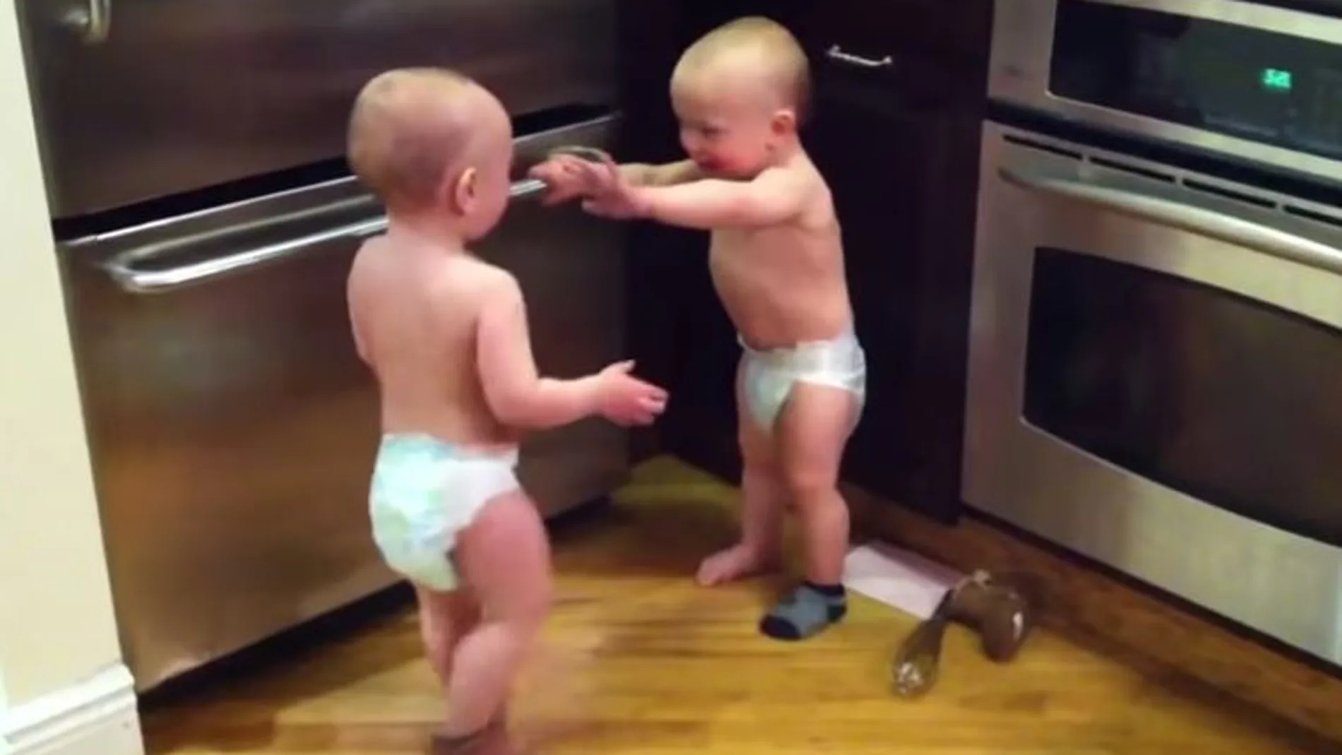 Fotograma del vídeo en el que dos bebés parecen conversar como adultos y que recibió millones de visitas