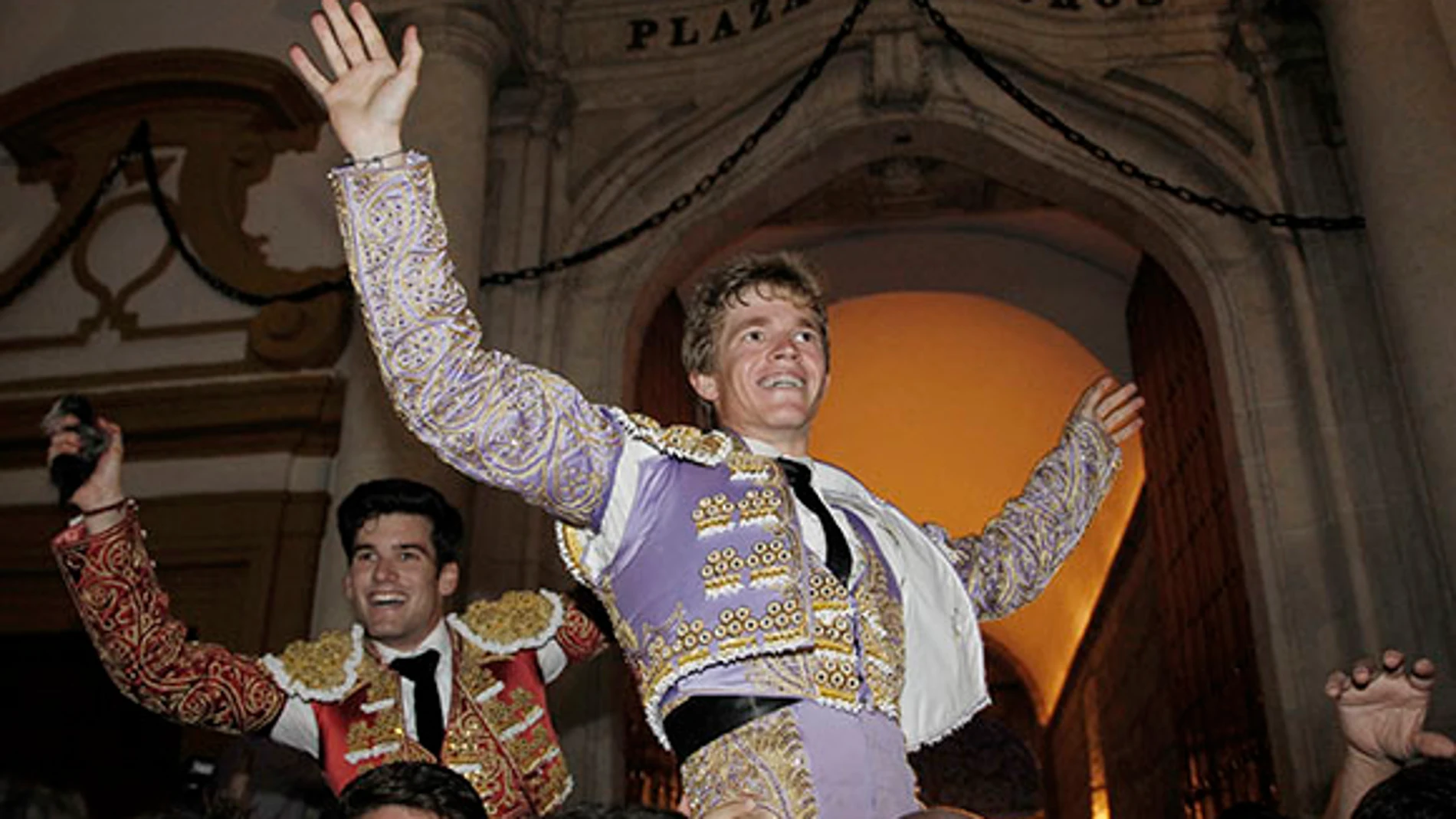 José Garrido, aún con las orejas del sexto en la mano, y Borja Jiménez salen por la Puerta del Príncipe