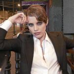Suele salir a cantar vestida con el traje de bailaor flamenco