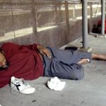 Una persona sin hogar descansa en una calle de New York, en una imagen de archivo.