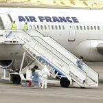 España ha activado el protocolo de emergencia sanitaria en el Aeropuerto de Barajas por un pasajero de Air France que durante un vuelo entre París y Madrid sufría temblores, lo que hizo que la tripulación alertara a las autoridades sanitarias españolas.
