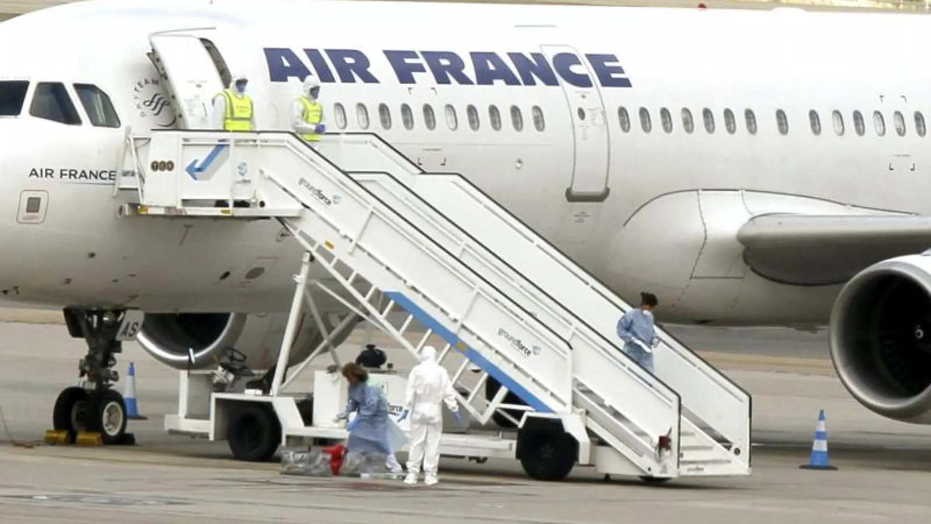 España ha activado el protocolo de emergencia sanitaria en el Aeropuerto de Barajas por un pasajero de Air France que durante un vuelo entre París y Madrid sufría temblores, lo que hizo que la tripulación alertara a las autoridades sanitarias españolas.