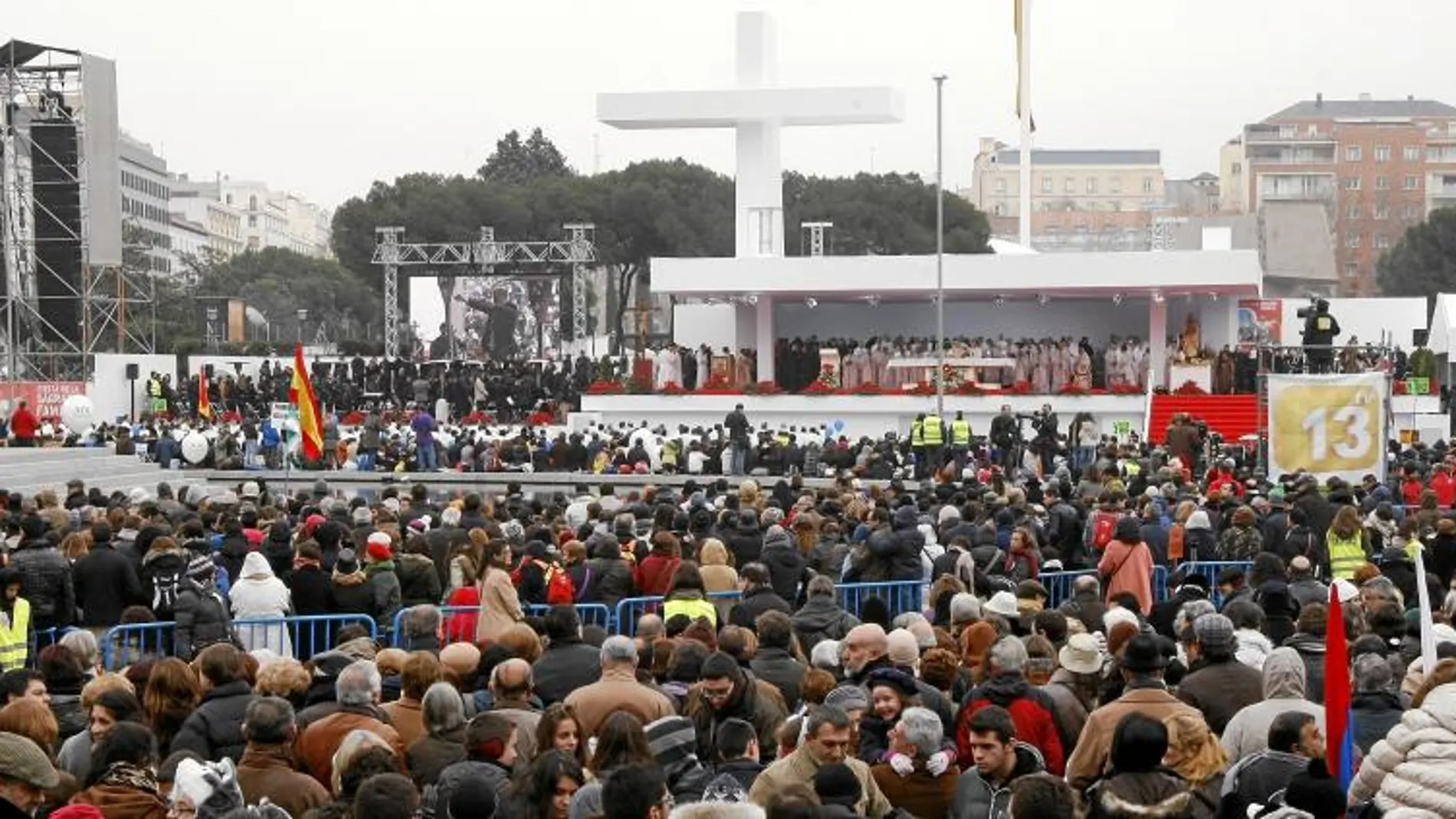 Decenas de miles de personas llenaron la Plaza Colón de Madrid y sus alrededores, un año más, para orar por la familia cristiana y reivindicar sus virtudes sociales