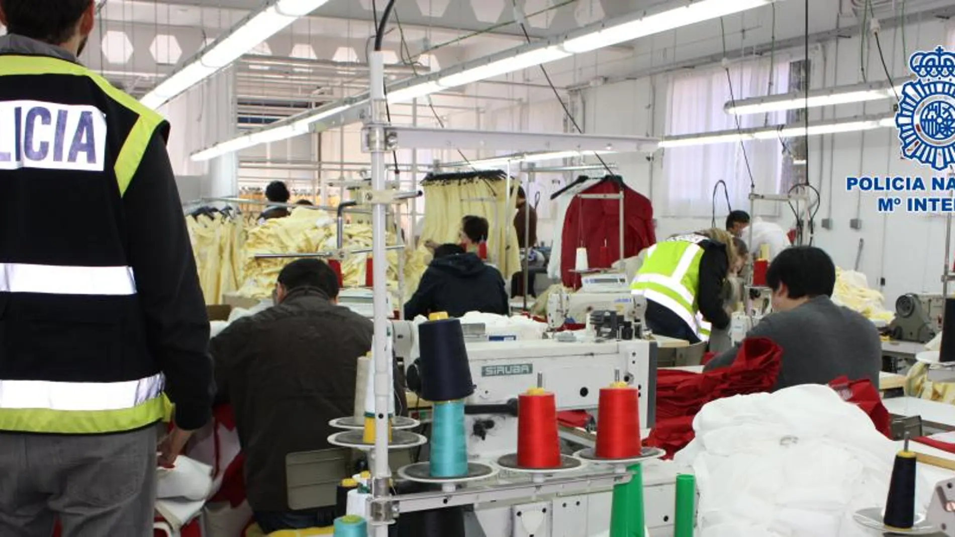 Los empleados trabajaban en pésimas condiciones, junto con máquinas de coser, centros de planchado y cantidades ingentes de telas preparadas y cortadas para su confección