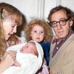 Woody Allen, Mia Farrow y sus hijos adoptivos, Dylan y Satchel
