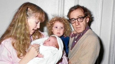 Woody Allen, Mia Farrow y sus hijos adoptivos, Dylan y Satchel