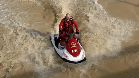 Inmigrantes en motos de agua, un negocio rápido y lucrativo