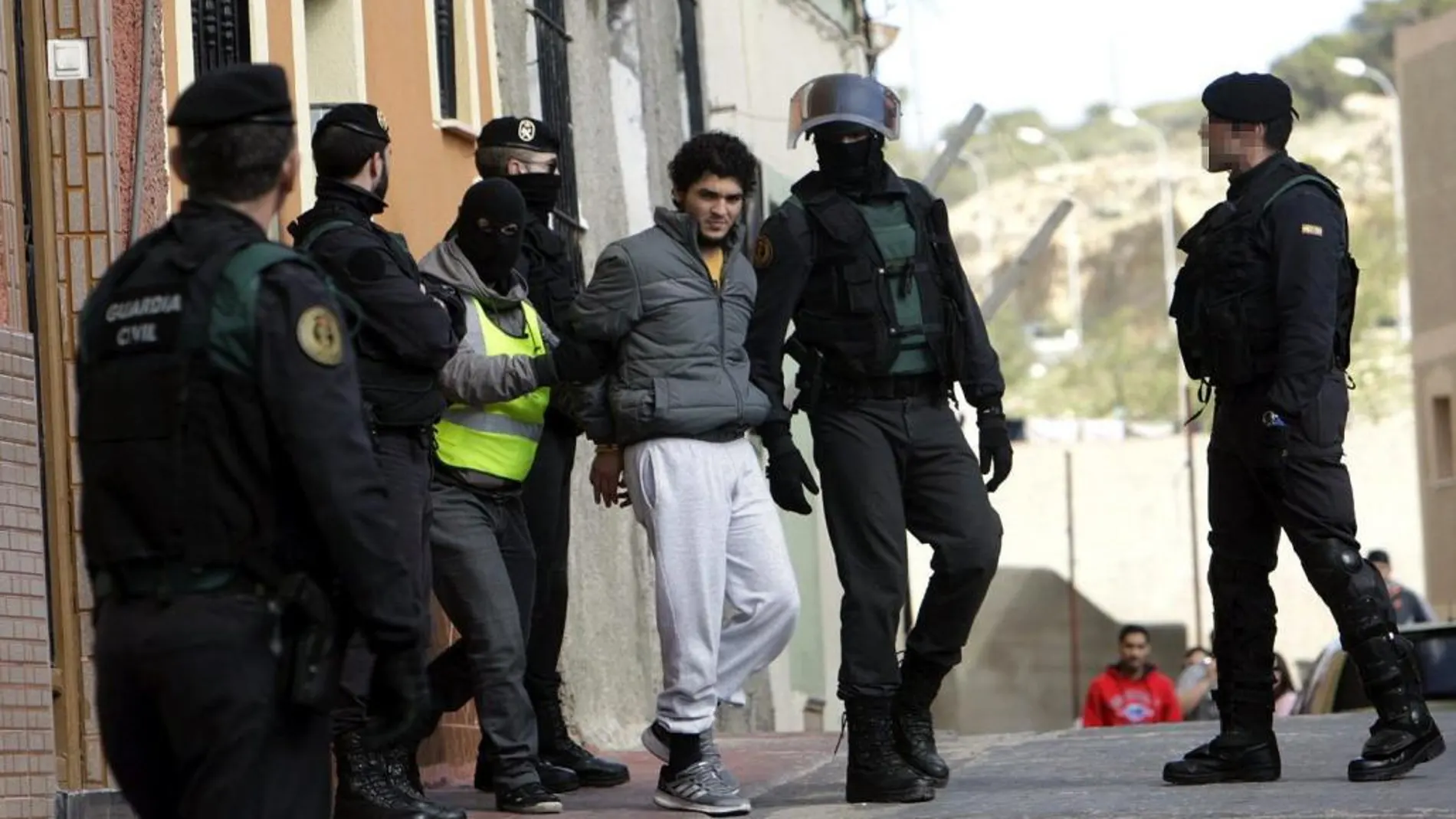 Momento de la detención de dos de los presuntos yihadistas en Melilla.