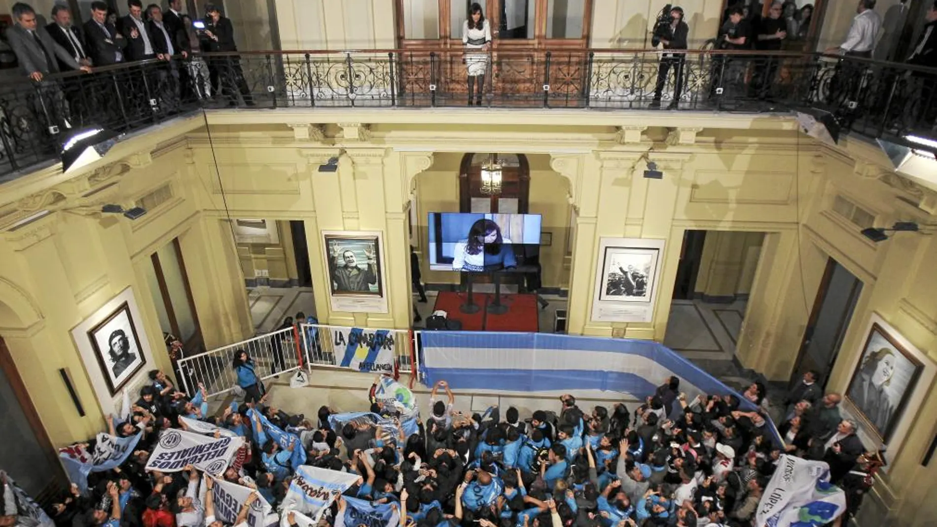 POPULISMO PERONISTA. Cristina Fernández saluda a sus seguidores en la Casa Rosada en Buenos Aires, después de su comparecencia transmitida por la televisión nacional para todo el país
