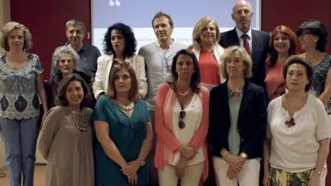 La presidenta del Covite, Consuelo Ordóñez (4d, detrás), junto a otros miembros, durante la presentación del "Manifiesto de la dignidad".