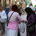 Dos mujeres musulmanas en una céntrica calle de Reus