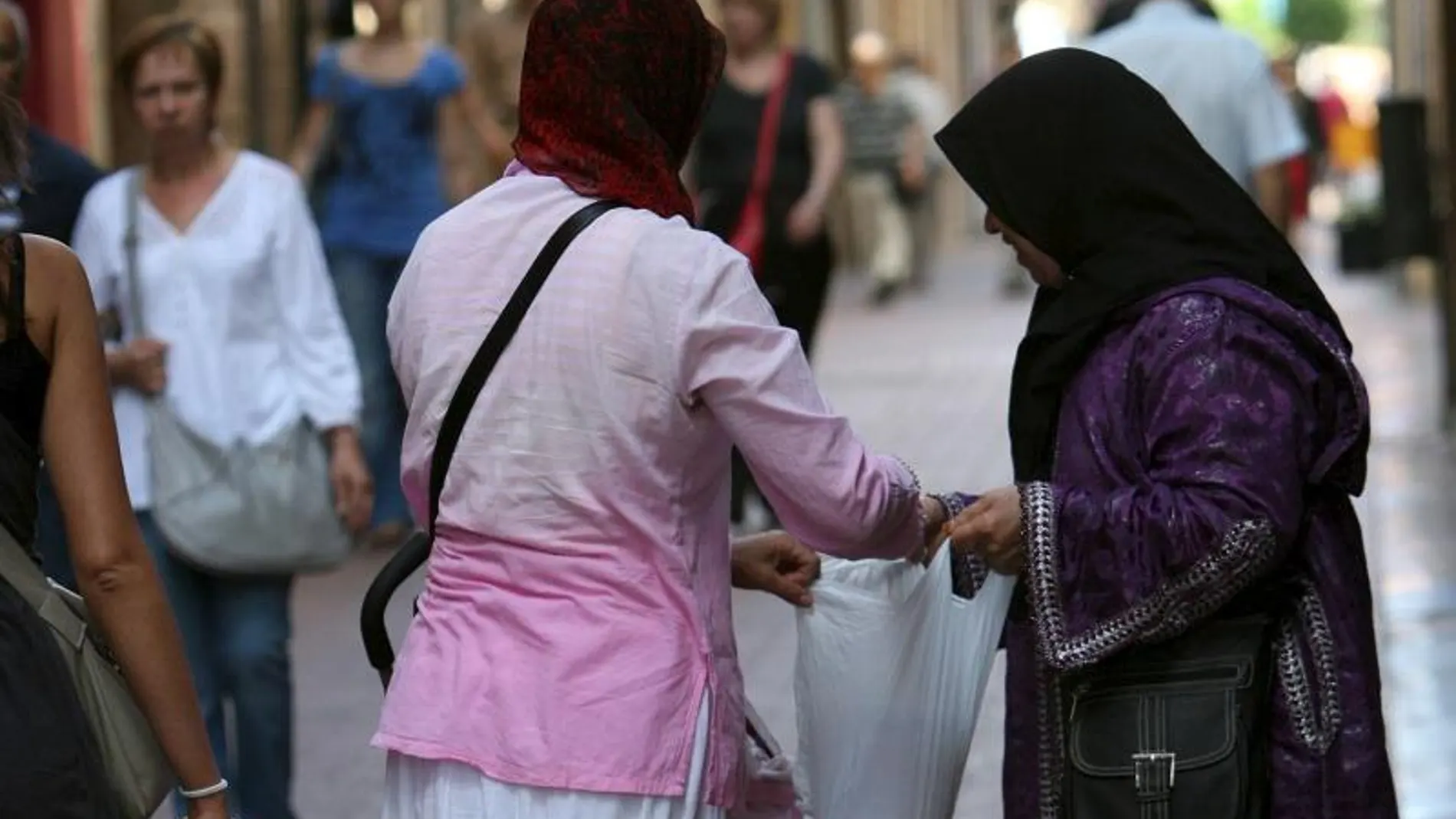 Dos mujeres musulmanas en una céntrica calle de Reus