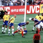 Zidane marcó dos goles del 0-3 que encajó Brasil en la final del Mundial 1998