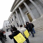 Varias de las personas que han participado en la concentración de protesta en Madrid convocada por la asociación Plataforma Víctimas Alvia 04155 para reclamar una investigación parlamentaria.