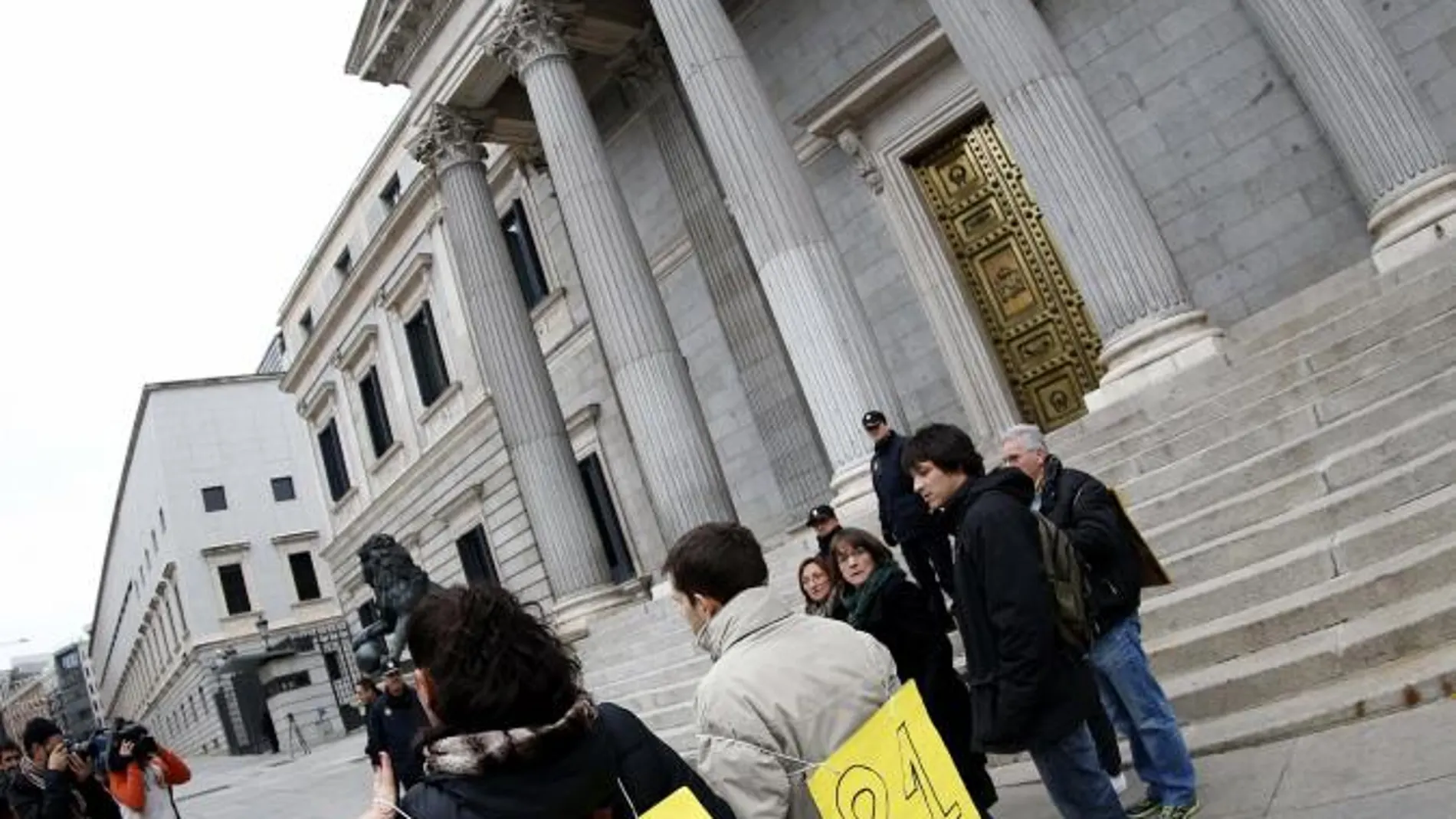 Varias de las personas que han participado en la concentración de protesta en Madrid convocada por la asociación Plataforma Víctimas Alvia 04155 para reclamar una investigación parlamentaria.