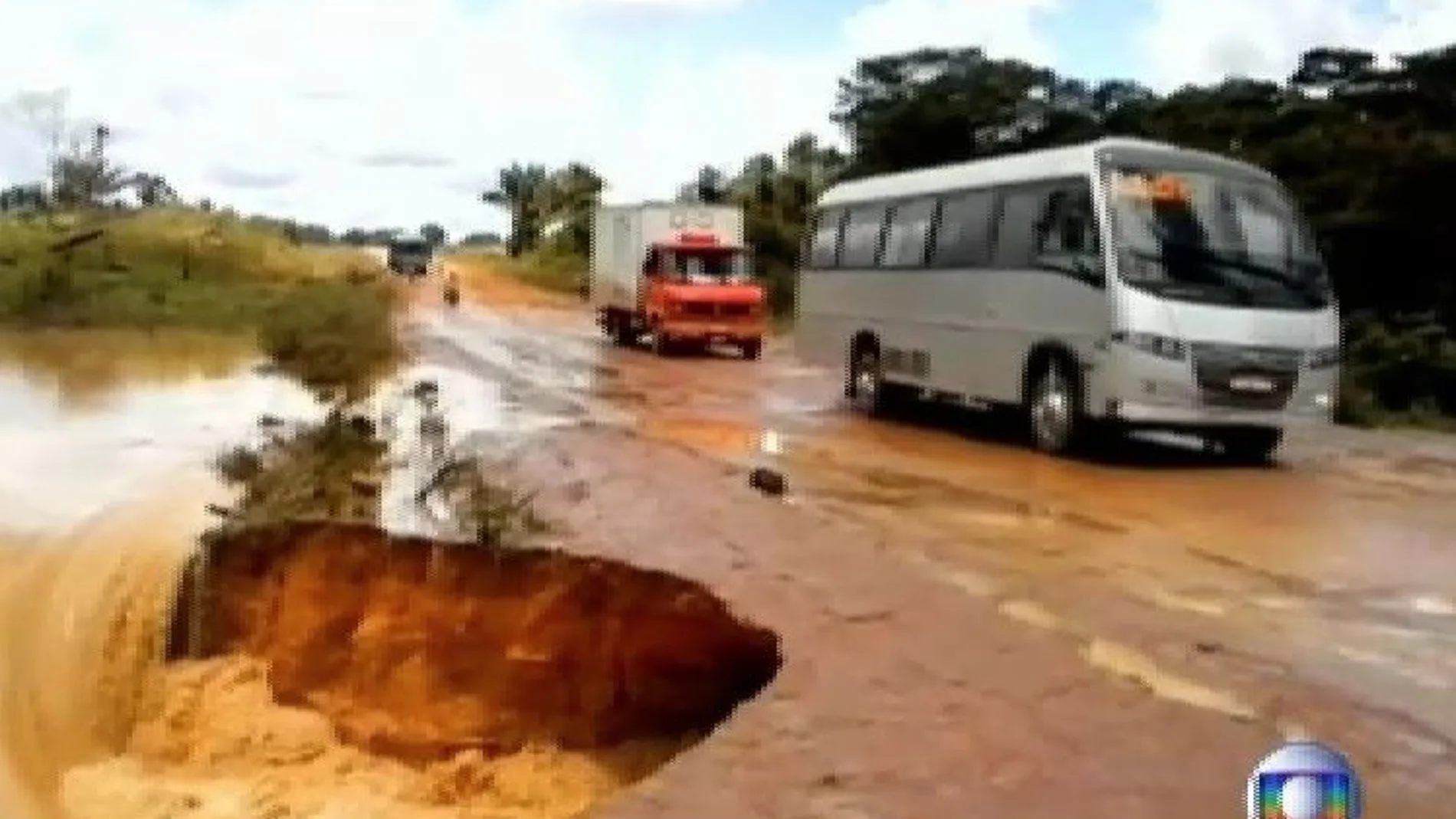 El autobús fue enguido por el cráter que se ve en la imagen