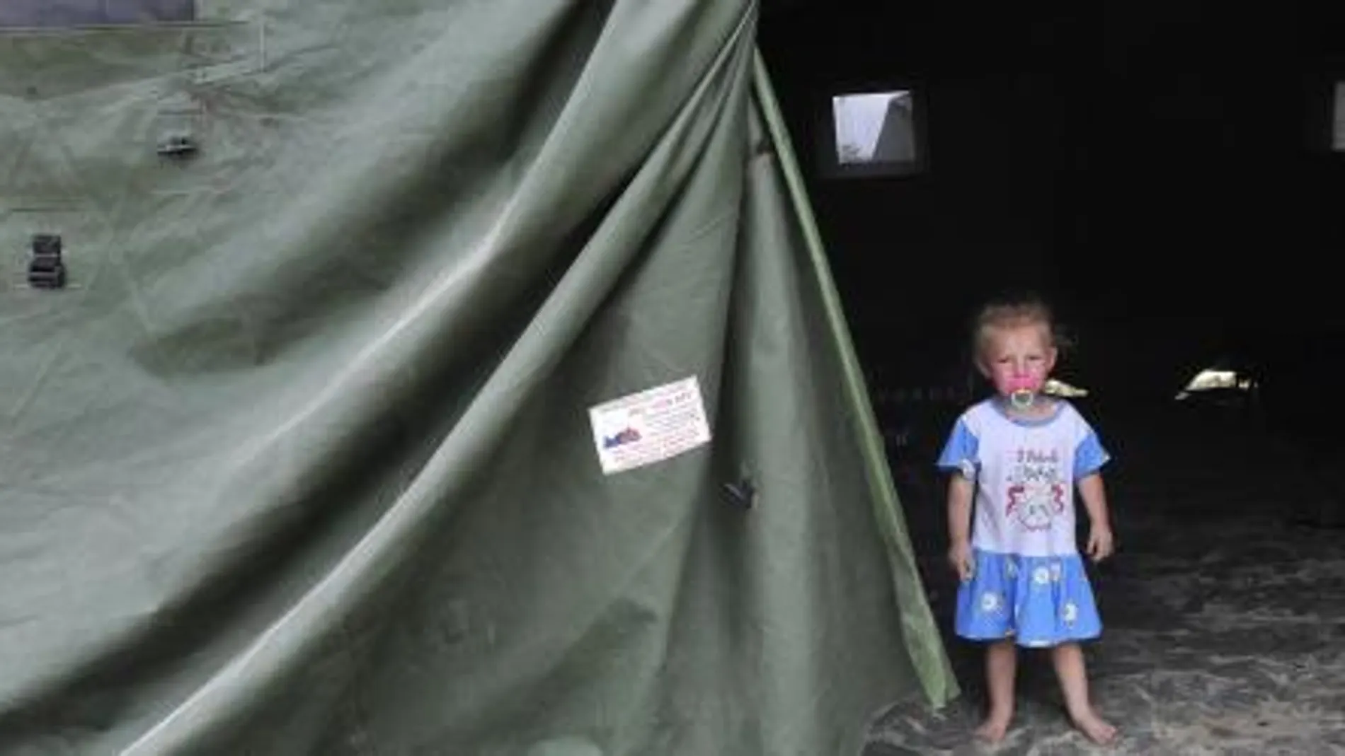 Una niña en una tienda de campaña en un campamento para refugiados en el este de Ucrania