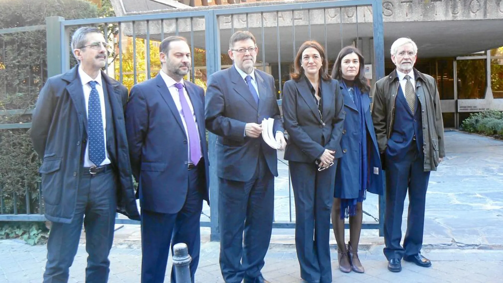 Ximo Puig, junto a diputados y senadores socialistas, en la puerta del Tribunal Constitucional