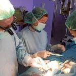 Un grupo de cirujanos cardiovasculares hacen frente a una operación en un centro hospitalario