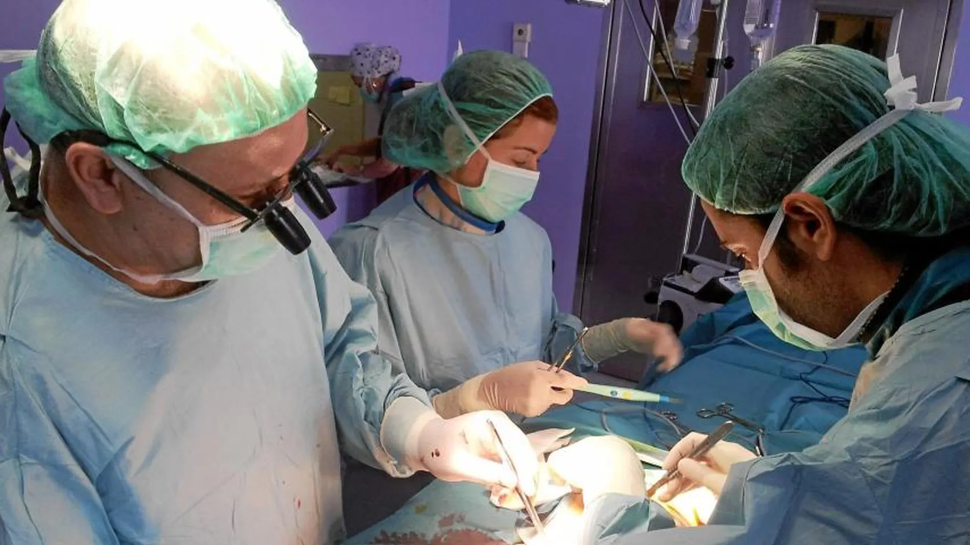 Un grupo de cirujanos cardiovasculares hacen frente a una operación en un centro hospitalario