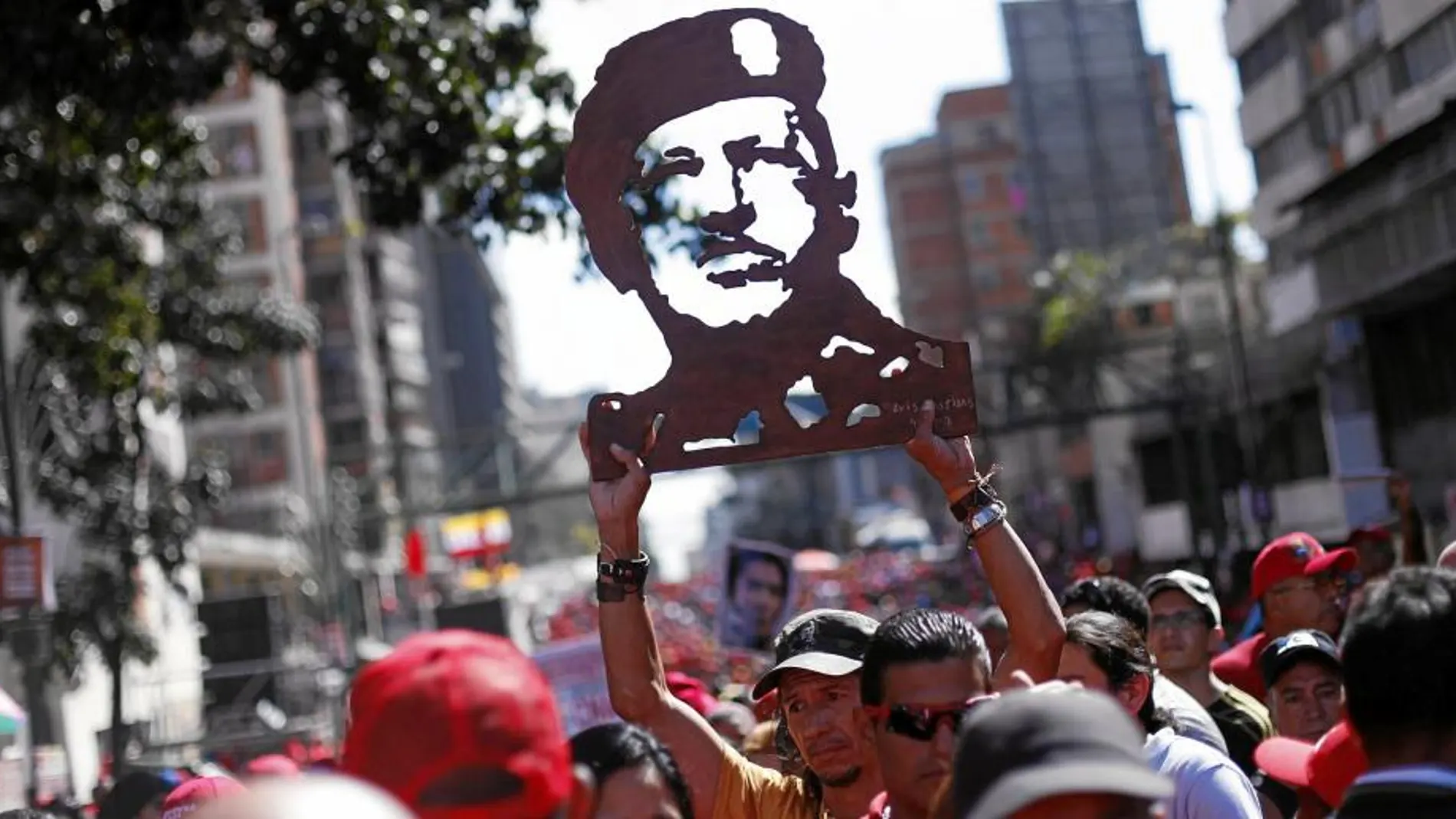 Miles de personas salieron ayer a las calles de Caracas para mostrar su apoyo a Chávez
