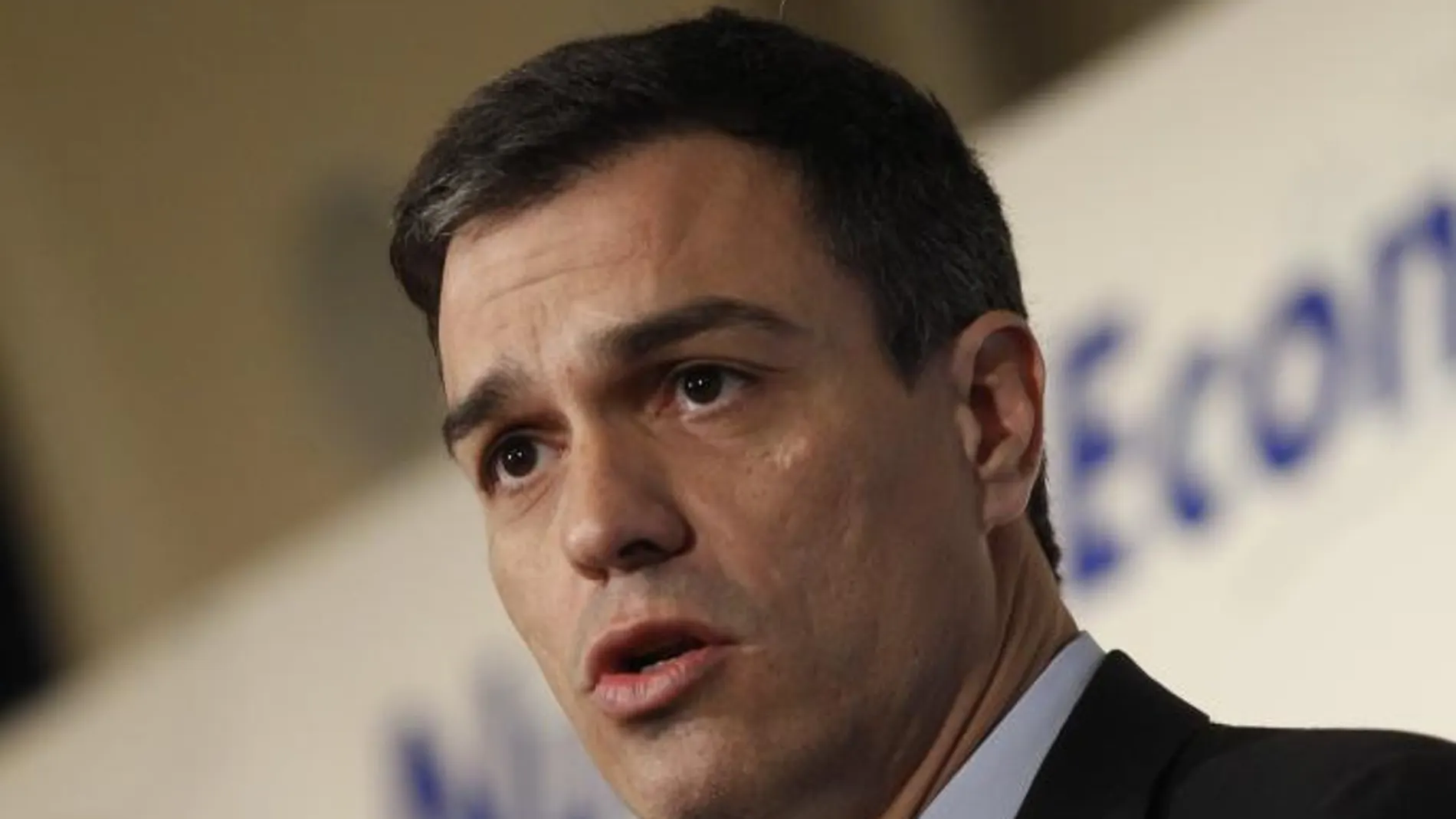 Pedro Sanchez en el desayuno informativo en el que ha presentado a la portavoz del PSOE en el Senado, Maria Chivite